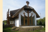 Makovecz Imre tervezte ház teljes hátsó homlokzata