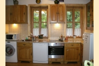 Egyedi tölgy konyha, betétes tradícionális ablakokkal